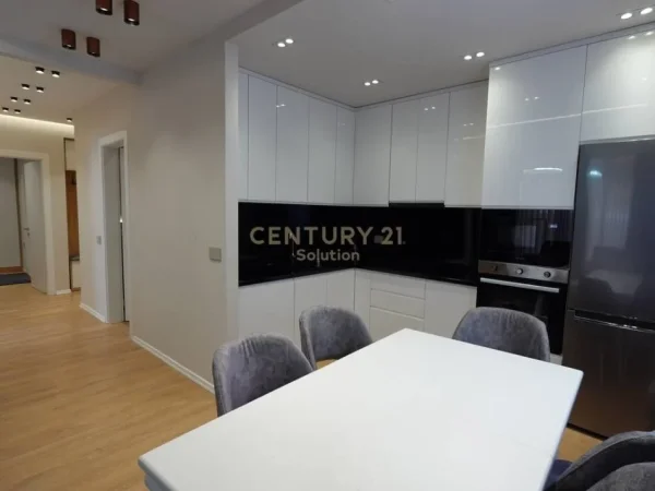 Tirane, jepet me qera apartament 2+1+Ballkon Kati 3, 105 m² 1.250 € (Sol126944)