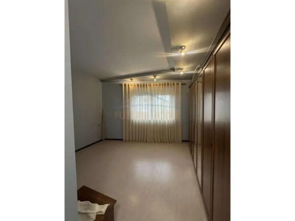 Tirane, jap me qera apartament 2+1+Ballkon Kati 3, 116 m² 550 € (UNAZA E RE)