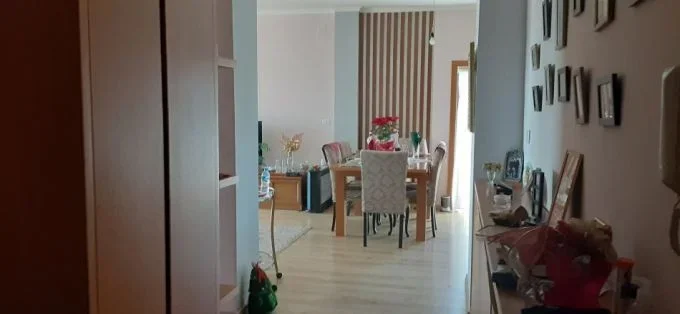 Tirane, jepet me qera apartament 2+1+Ballkon Kati 2, 15 m² 600 € (Linze)