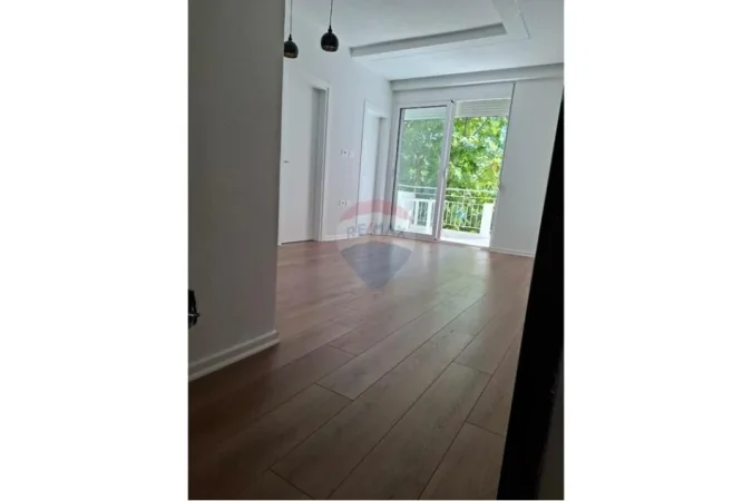 Vlore, shitet apartament 1+1+Ballkon , 46 m² (Rr. Dhimiter Konomi)