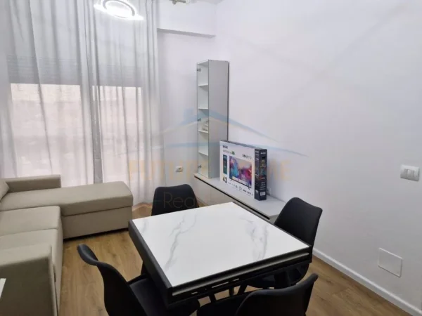 Tirane, jap me qera apartament 1+1+Ballkon Kati 3, 45 m² 450 € (KOMPLEKSI KAIMI)