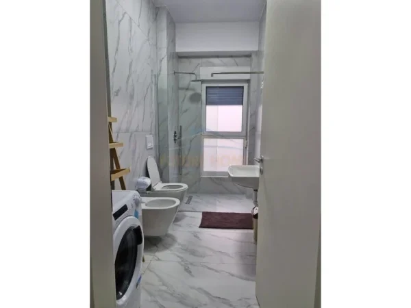 Tirane, jap me qera apartament 1+1+Ballkon Kati 3, 45 m² 450 € (KOMPLEKSI KAIMI)