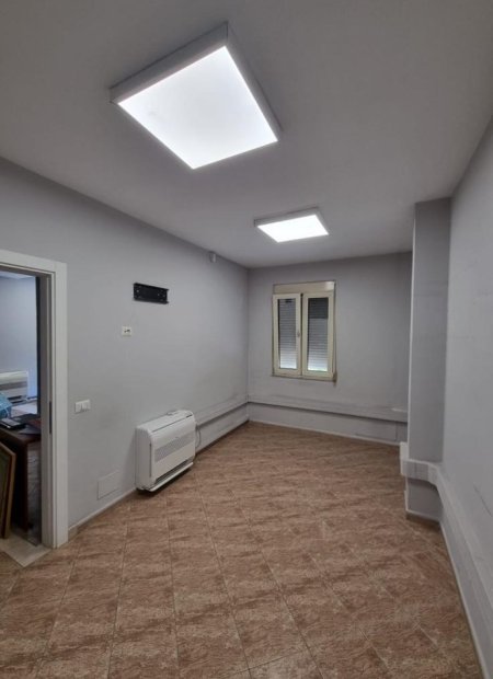 Tirane, jepet me qera zyre Kati 1, 80 m² 550 € (Rruga Qemal Stafa)