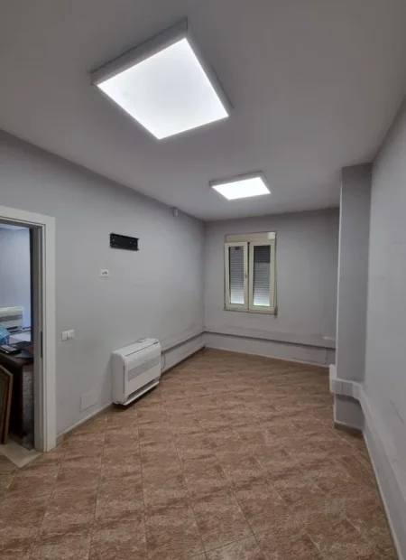 Tirane, jepet me qera zyre Kati 1, 80 m² 550 € (Rruga Qemal Stafa)