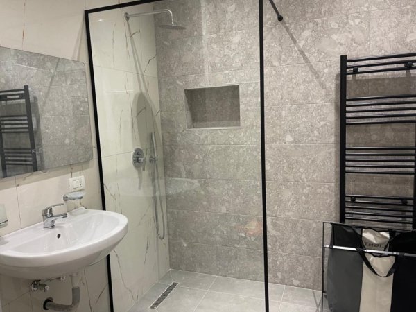 Tirane, jepet me qera 2+1+Ballkon Kati 1, 750 € 