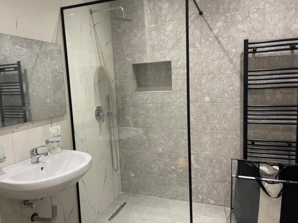 Tirane, jepet me qera 2+1+Ballkon Kati 1, 750 € 
