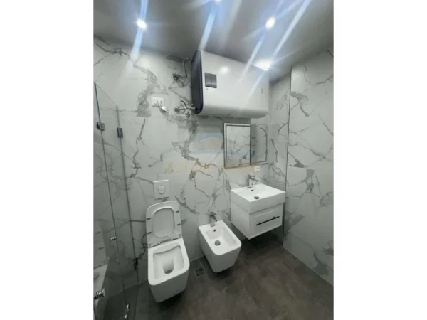 Tirane, jepet me qera apartament 1+1 Kati 3, 75 m² 600 € (Rruga e Dibres)