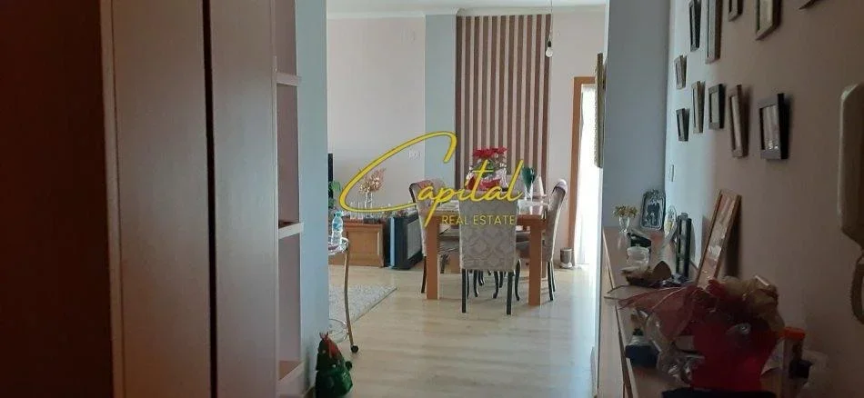 Tirane, jepet me qera apartament 2+1 Kati 2, 150 m² 600 € (FRESKU)