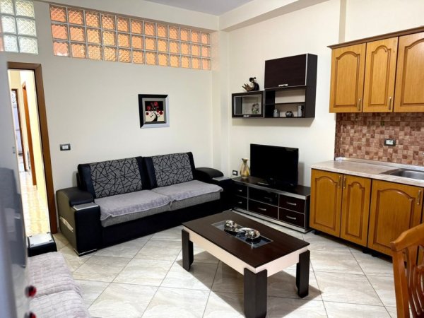 Tirane, jepet me qera shtepi 1+1 Kati 1, 350 € 