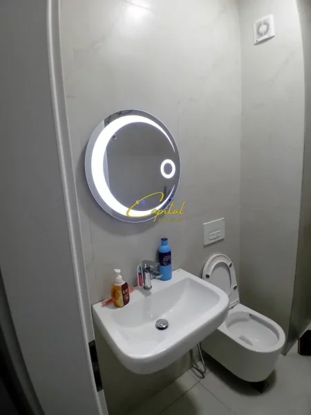 Tirane, jepet me qera apartament 1+1 Kati 7, 64 m² 450 € (ALI DEMI)