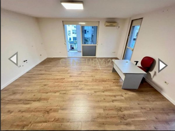 Tirane, jepet me qera zyre Kati 5, 82 m² 800 € (Rruga e Kavajes)