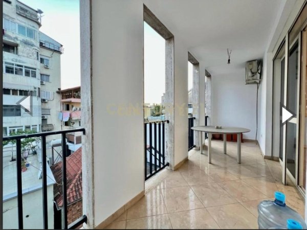 Tirane, jepet me qera zyre Kati 5, 82 m² 800 € (Rruga e Kavajes)