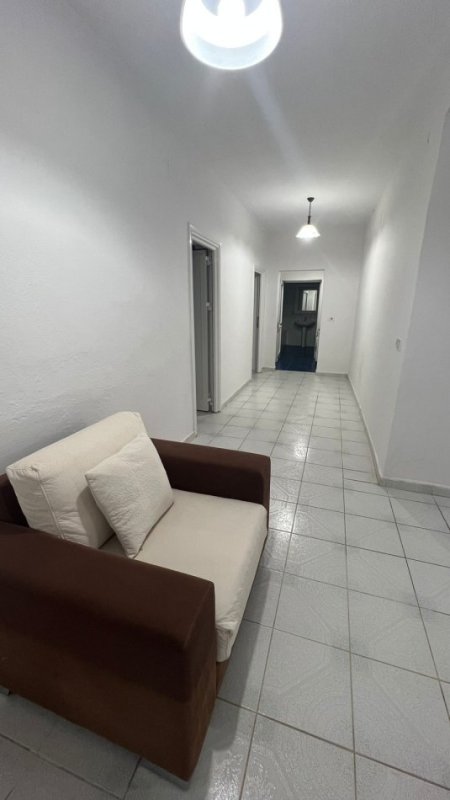 Tirane, jepet me qera apartament 2+1 Kati 1, 130 m² 400 € (Kombinat)