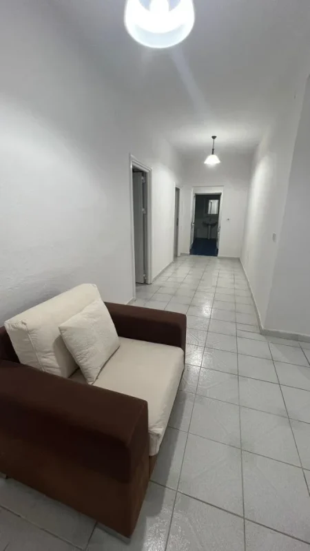 Tirane, jepet me qera apartament 2+1 Kati 1, 130 m² 400 € (Kombinat)