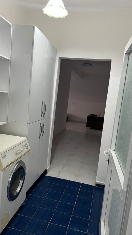 Tirane, jepet me qera apartament 2+1 Kati 1, 130 m² 400 € (Kombinat)
