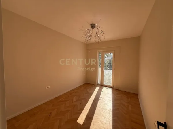 Tirane, jap me qera ambjent biznesi Kati 1, 70 m² 950 € (Pazari Ri)