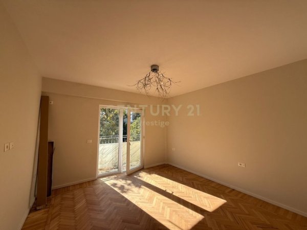 Tirane, jap me qera ambjent biznesi Kati 1, 70 m² 950 € (Pazari Ri)