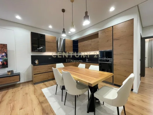 Tirane, jepet me qera apartament 2+1 Kati 2, 105 m² 1.700 € (Teg)