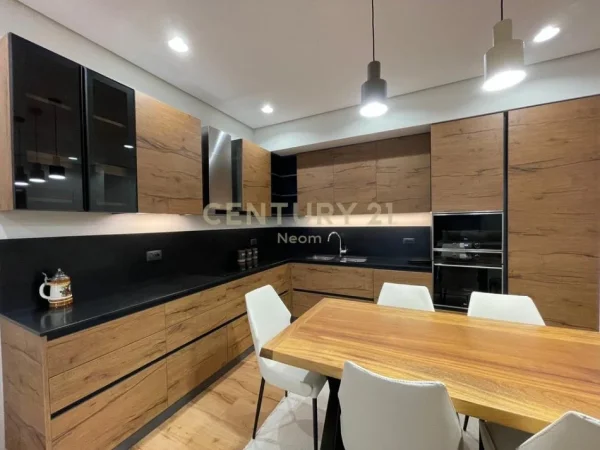 Tirane, jepet me qera apartament 2+1 Kati 2, 105 m² 1.700 € (Teg)