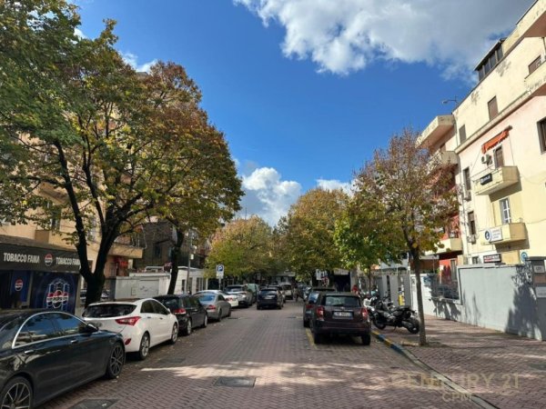 Tirane, jepet me qera ambjent biznesi Kati 1, 137 m² 1.500 € (Ish blloku)