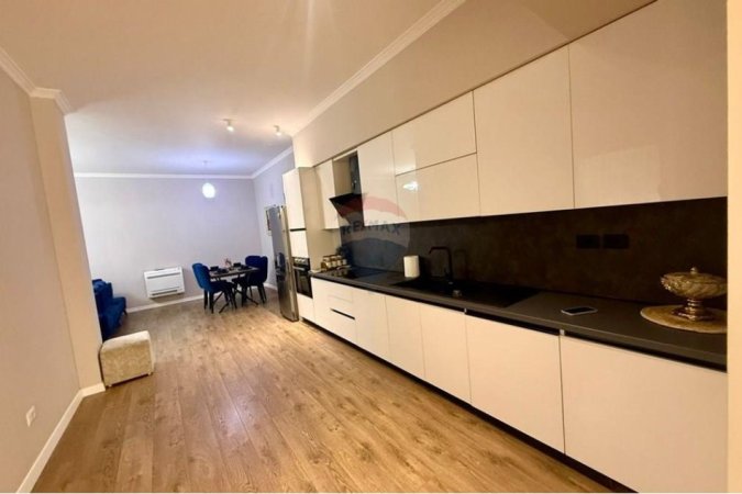Tirane, jepet me qera apartament 2+1 , 109 m² 900 € (Komuna e Parisit, Tiranë)