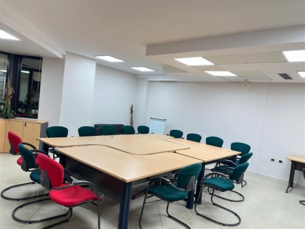 Tirane, jepet me qera zyre Kati 10, 440 m² 19.000 € (Kullat Binjake)