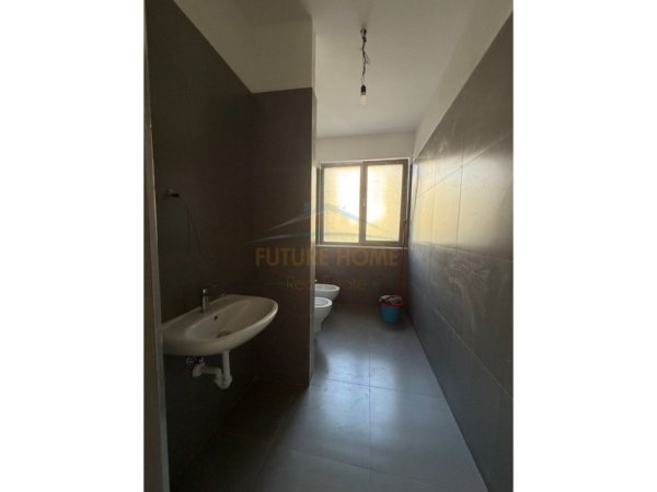 Tirane, jepet me qera Vile 4+1+Aneks , 403 m² 2.500 € 