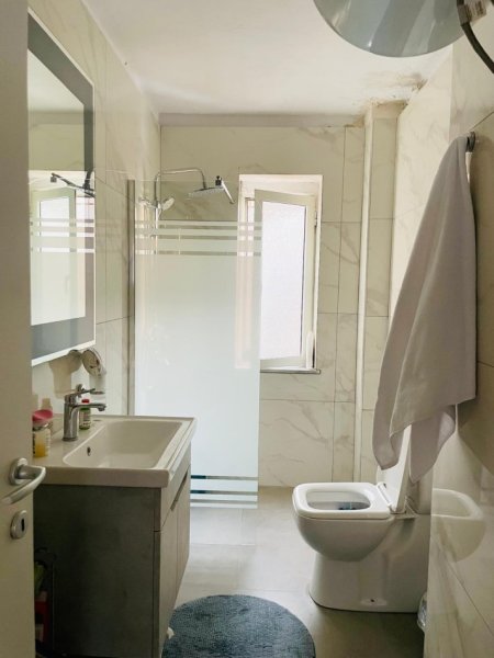 Tirane, jepet me qera apartament 2+1+Ballkon Kati 5, 100 m² 62,000 Leke  (Rruga Fortuzi)