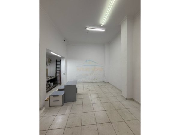 Qera, Ambient Komerciale, në Tregun Çam, Tirane.