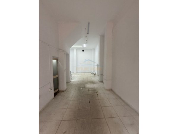 Qera, Ambient Komerciale, në Tregun Çam, Tirane.