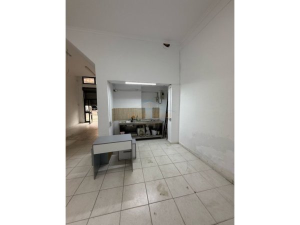 Qera, Ambient Komerciale, në Tregun Çam, Tirane.