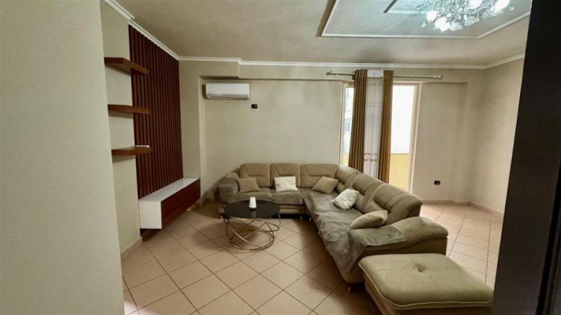 Tirane, jepet me qera apartament 2+1 Kati 2, 85 m² 700 € (Hotel Queen perballe Kristal Center)