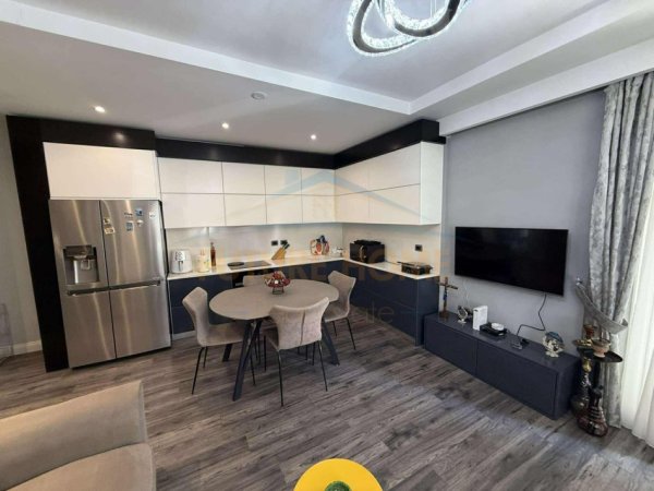 Tirane, jepet me qera apartament 2+1 Kati 3, 106 m² 650 € (Fresk)