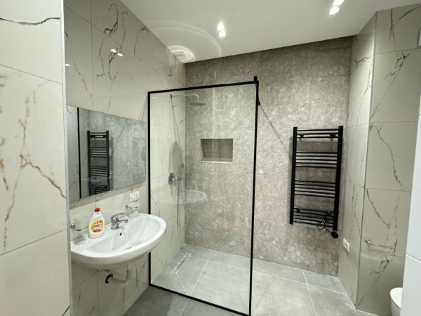 Tirane, jepet me qera apartament 2+1 Kati 2, 750 € 