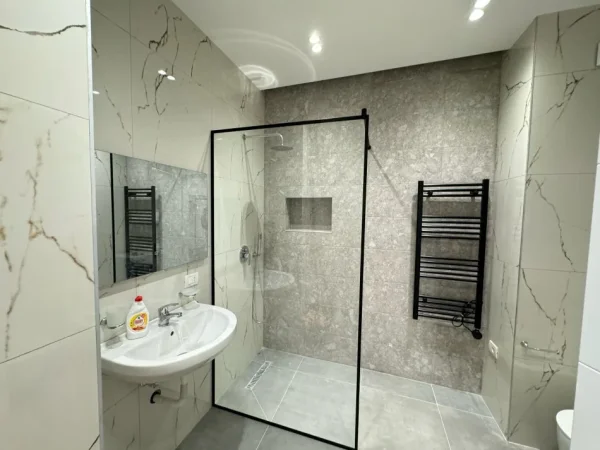 Tirane, jepet me qera apartament 2+1 Kati 2, 750 € 