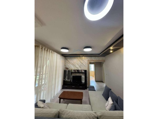Tirane, jepet me qera apartament 2+1 Kati 3, 116 m² 550 € (UNAZA E RE)