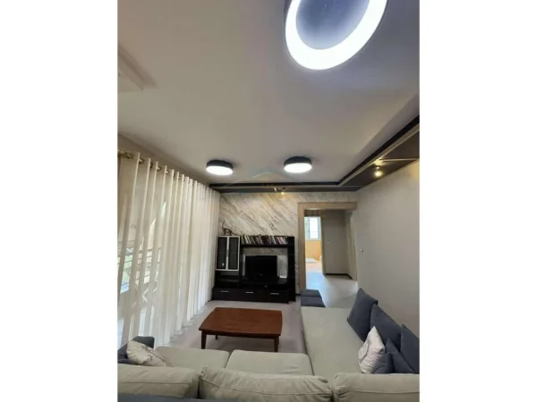 Tirane, jepet me qera apartament 2+1 Kati 3, 116 m² 550 € (UNAZA E RE)