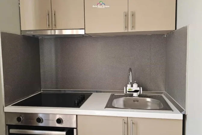 Tirane, jepet me qera apartament 1+1 Kati 1, 50 m² 700 € (Rruga Fortuzi)
