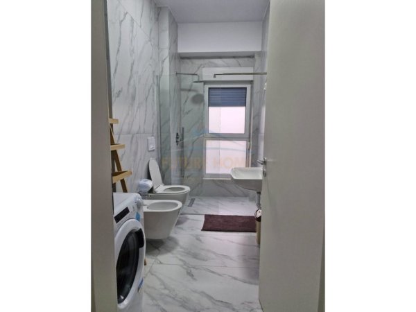 Tirane, jepet me qera apartament 1+1 Kati 3, 45 m² 450 € (Apartamenti ndodhet tek Kompleksi Kaimi)