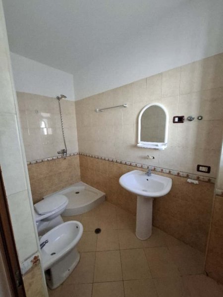 Tirane, jepet me qera apartament 2+1 Kati 4, 104 m² 500 € (Astir ,bar Bohem)