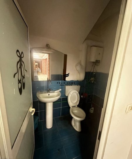 Tirane, jepet me qera ambjent biznesi Kati -1, 150 m² 700 € (21 DHJETORI)