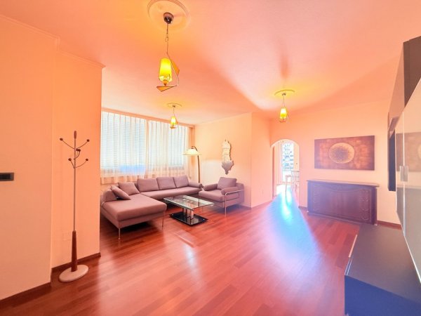 Tirane, jepet me qera apartament 2+1 Kati 7, 120 m² 1.300 € (BLLOK)