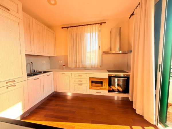 Tirane, jepet me qera apartament 2+1 Kati 7, 120 m² 1.300 € (BLLOK)