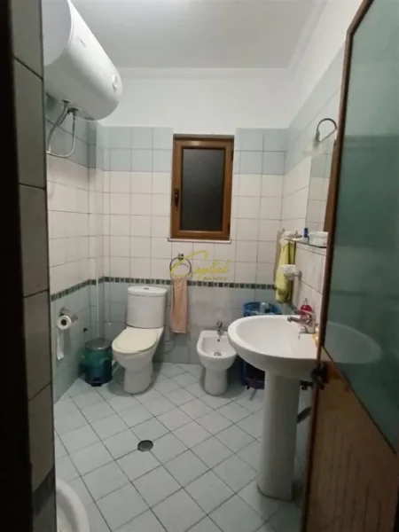 Tirane, jepet me qera apartament 2+1 Kati 4, 125 m² 600 € (VILAT GJERMANE)