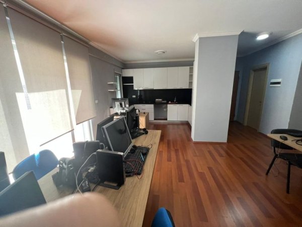 Shqiperi, jepet me qera apartament 3+1+Ballkon Kati 1, 120 m² 750 € (Rruga Gaqo Vakeflli)