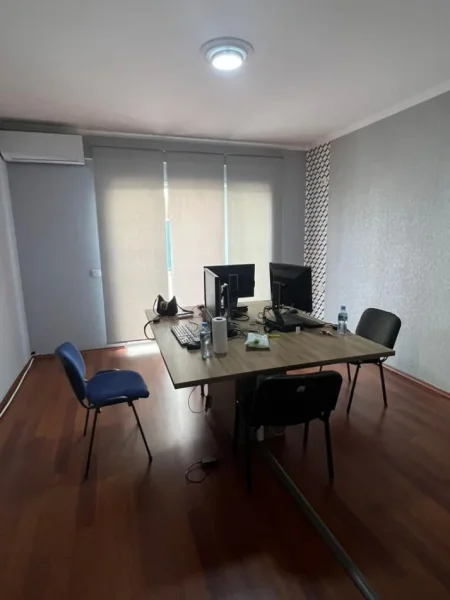 Shqiperi, jepet me qera apartament 3+1+Ballkon Kati 1, 120 m² 750 € (Rruga Gaqo Vakeflli)