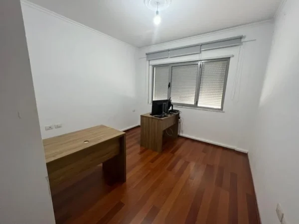 Shqiperi, jepet me qera apartament 3+1+Ballkon Kati 1, 120 m² 750 € (Rruga Gaqo Vakeflli)