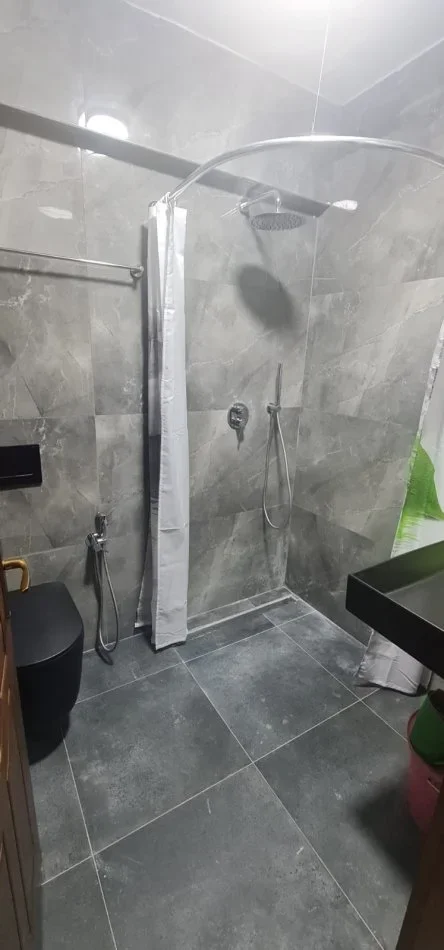 Tirane, jepet me qera apartament 3+1 Kati 2, 100 m² 570 € (LAPRAKE)