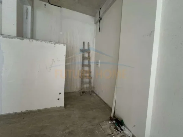 Qera, Ambient Biznesi, Unaza e Re. 800 €