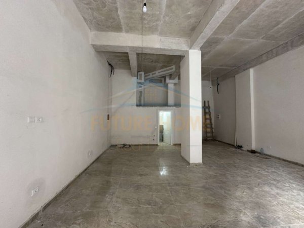 Qera, Ambient Biznesi, Unaza e Re. 800 €